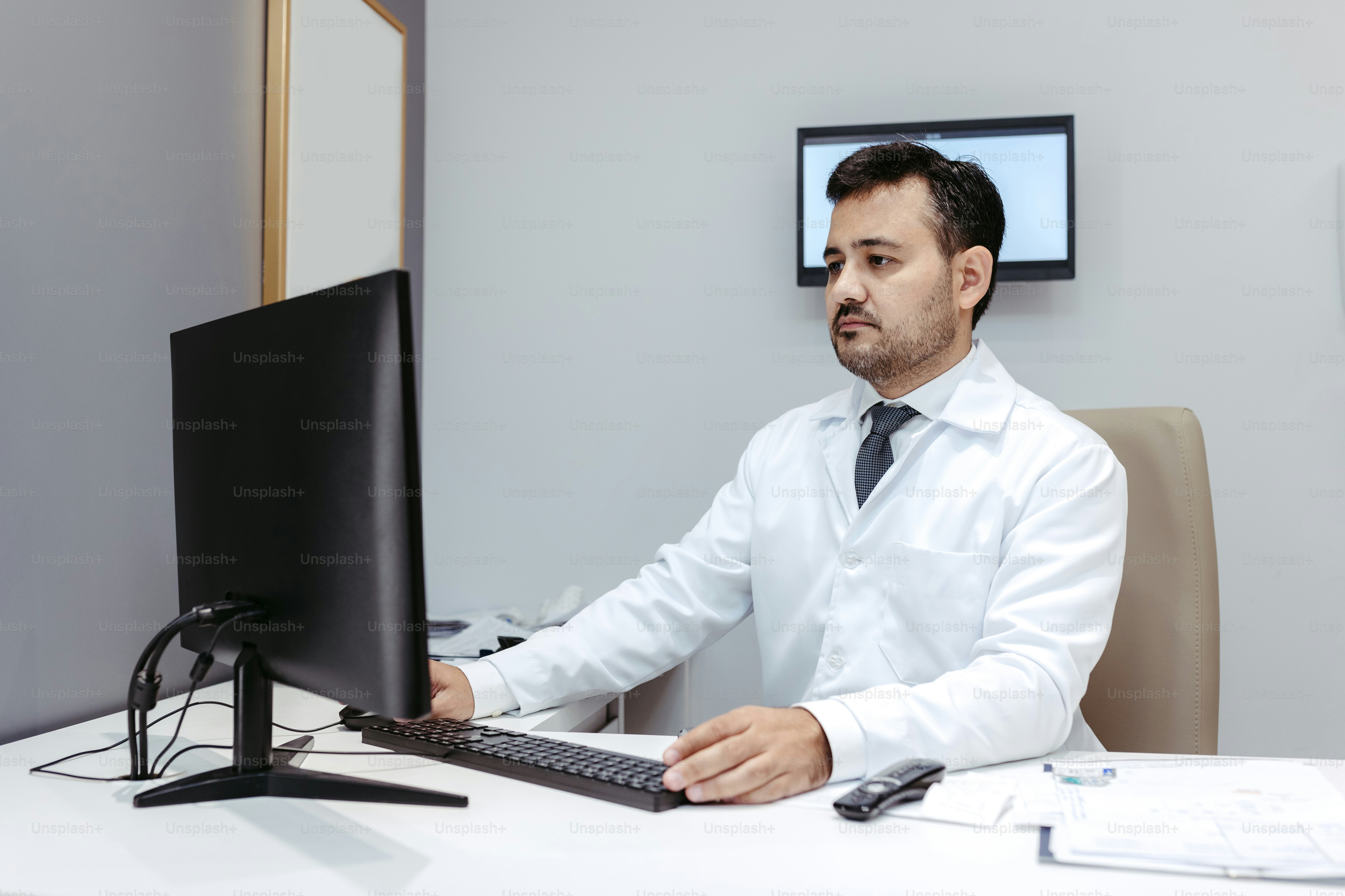 Ein Mann sitzt vor einem Computermonitor