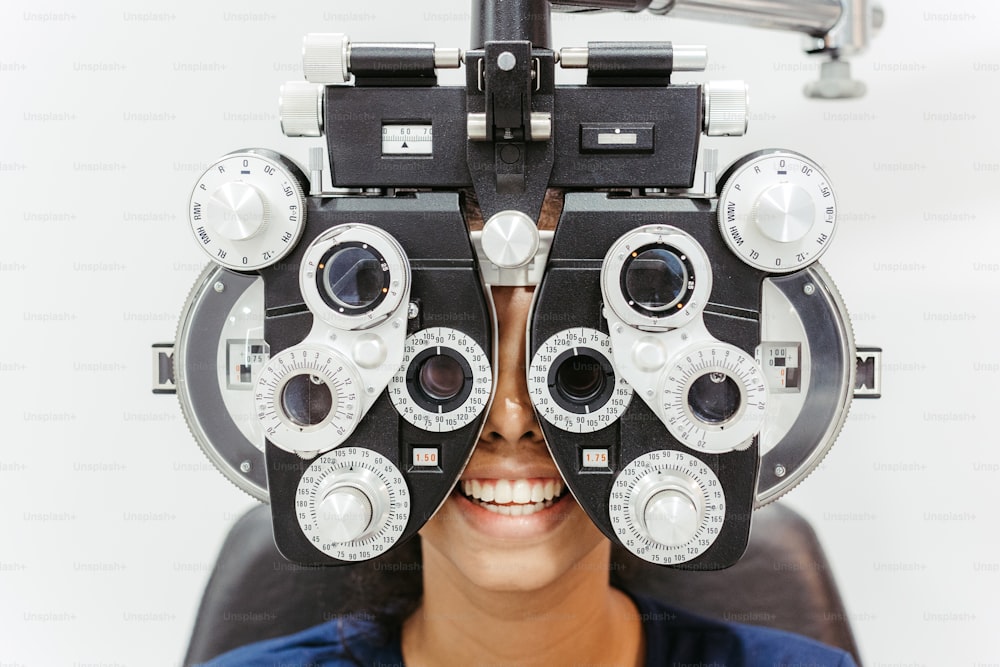 Una mujer mirando a través de un par de binoculares