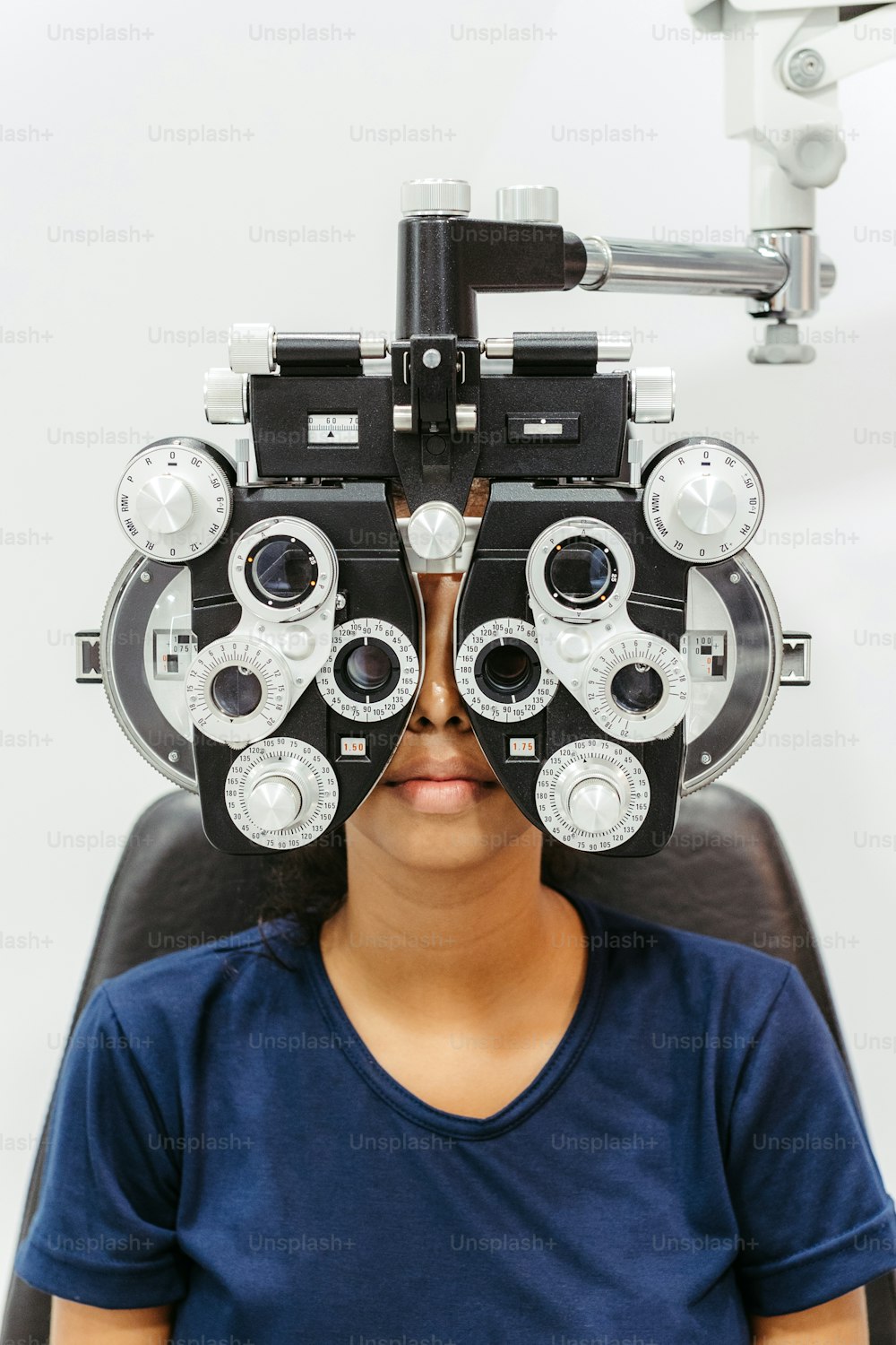 una donna seduta su una sedia con un paio di occhiali da vista in testa