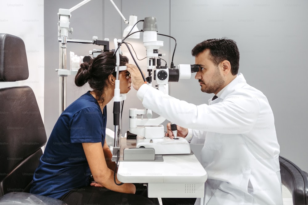 Eine Frau, die ihr Auge von einem Arzt untersuchen lässt
