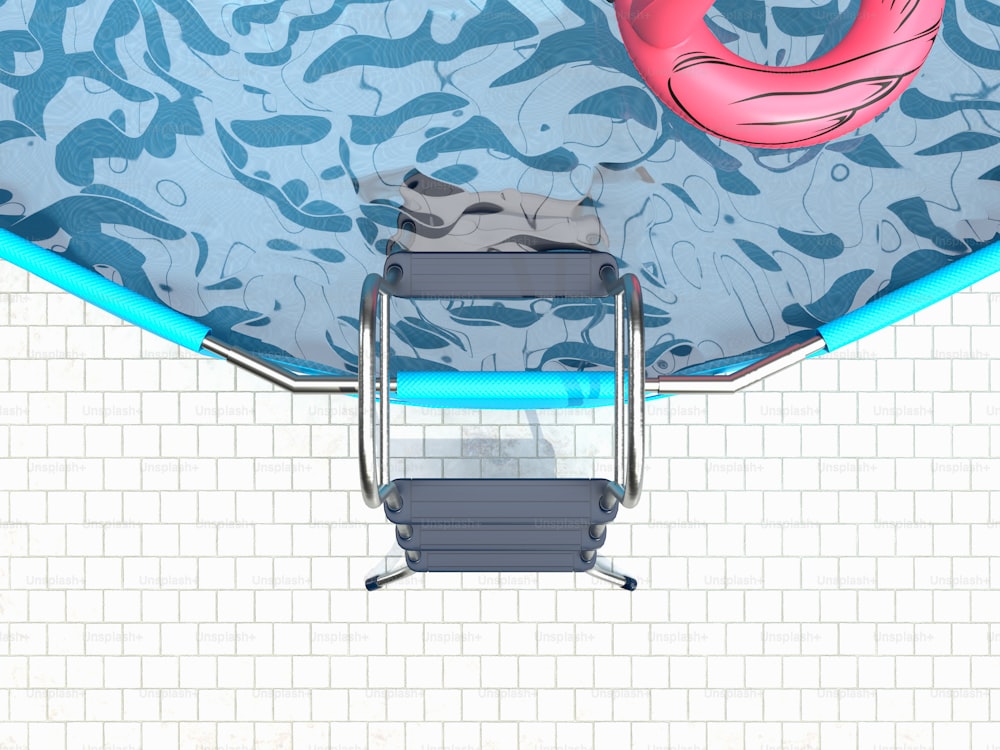 eine Ansicht von oben auf ein Schwimmbad mit einem Stuhl