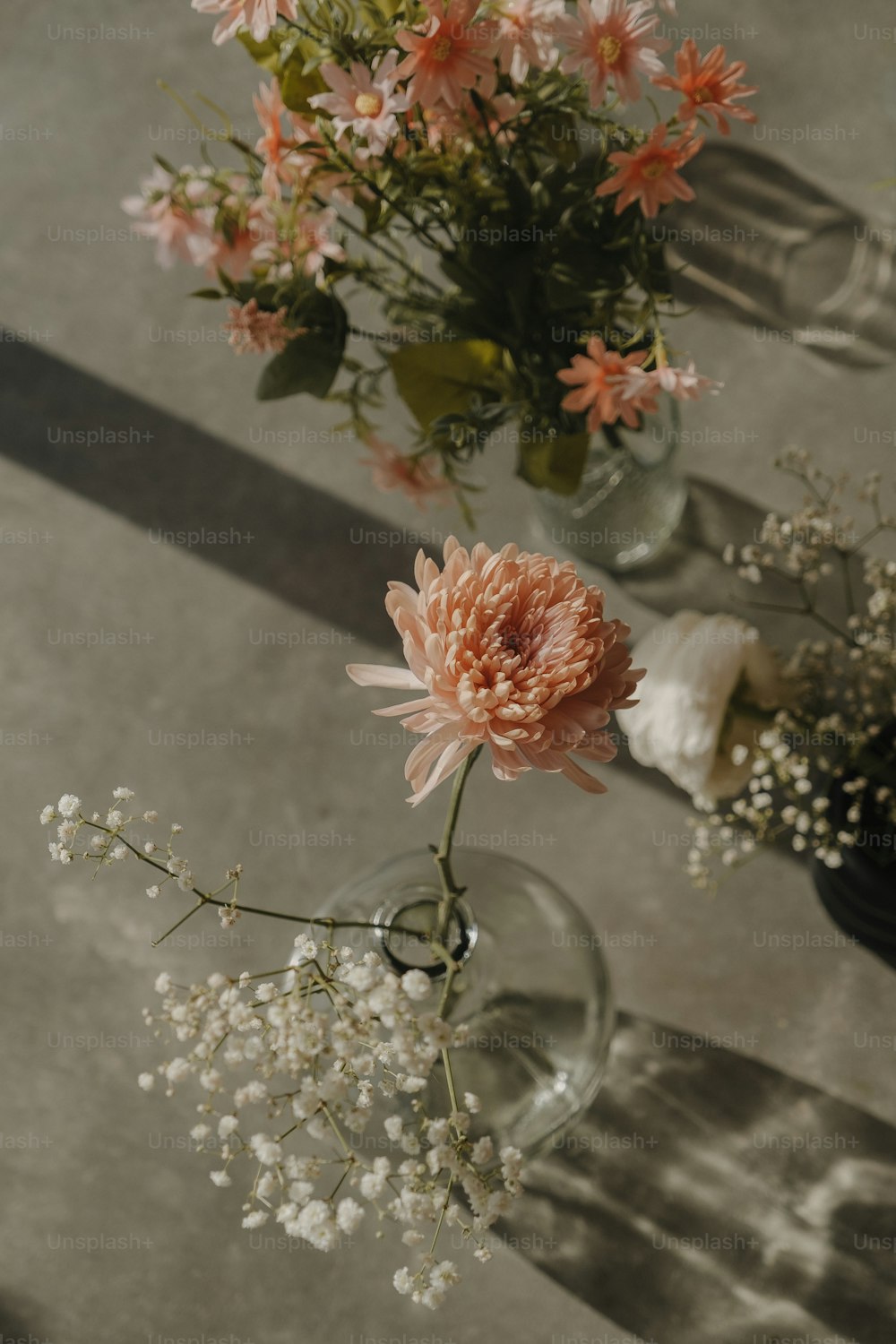 テーブルの上に花でいっぱいの花瓶のカップル