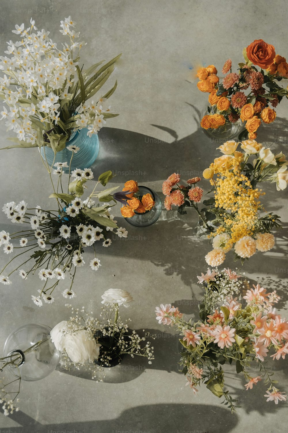 Un grupo de flores sentadas encima de una mesa