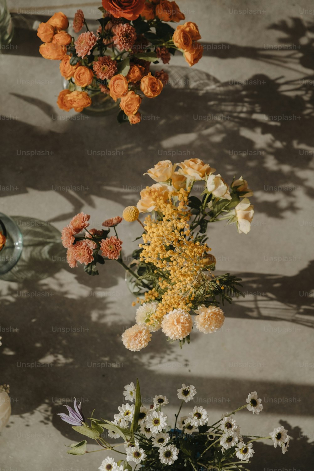 um grupo de flores sentadas em cima de uma mesa