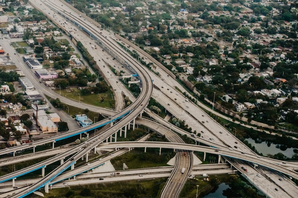 uma vista aérea de um cruzamento de rodovia em uma cidade