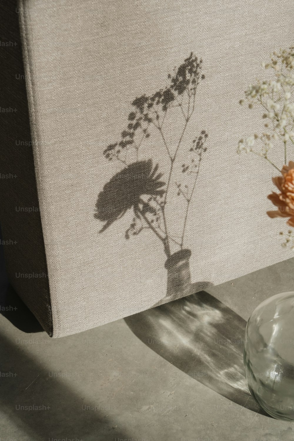 Eine Vase mit Blumen steht auf einem Tisch