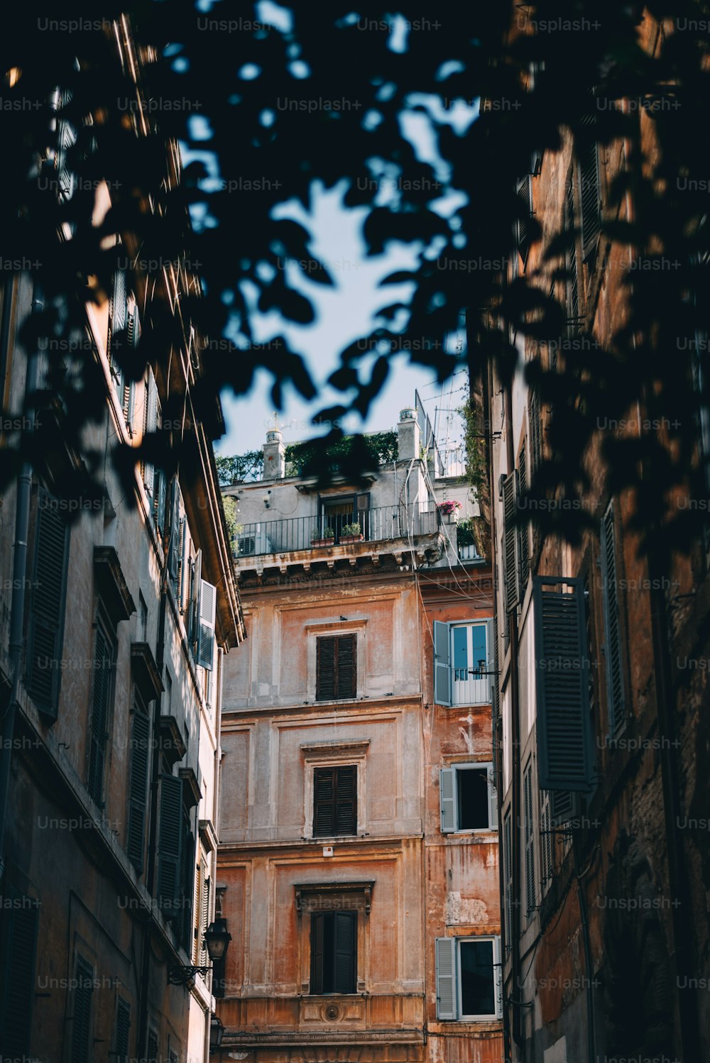 a narrow alley way with a building in the background