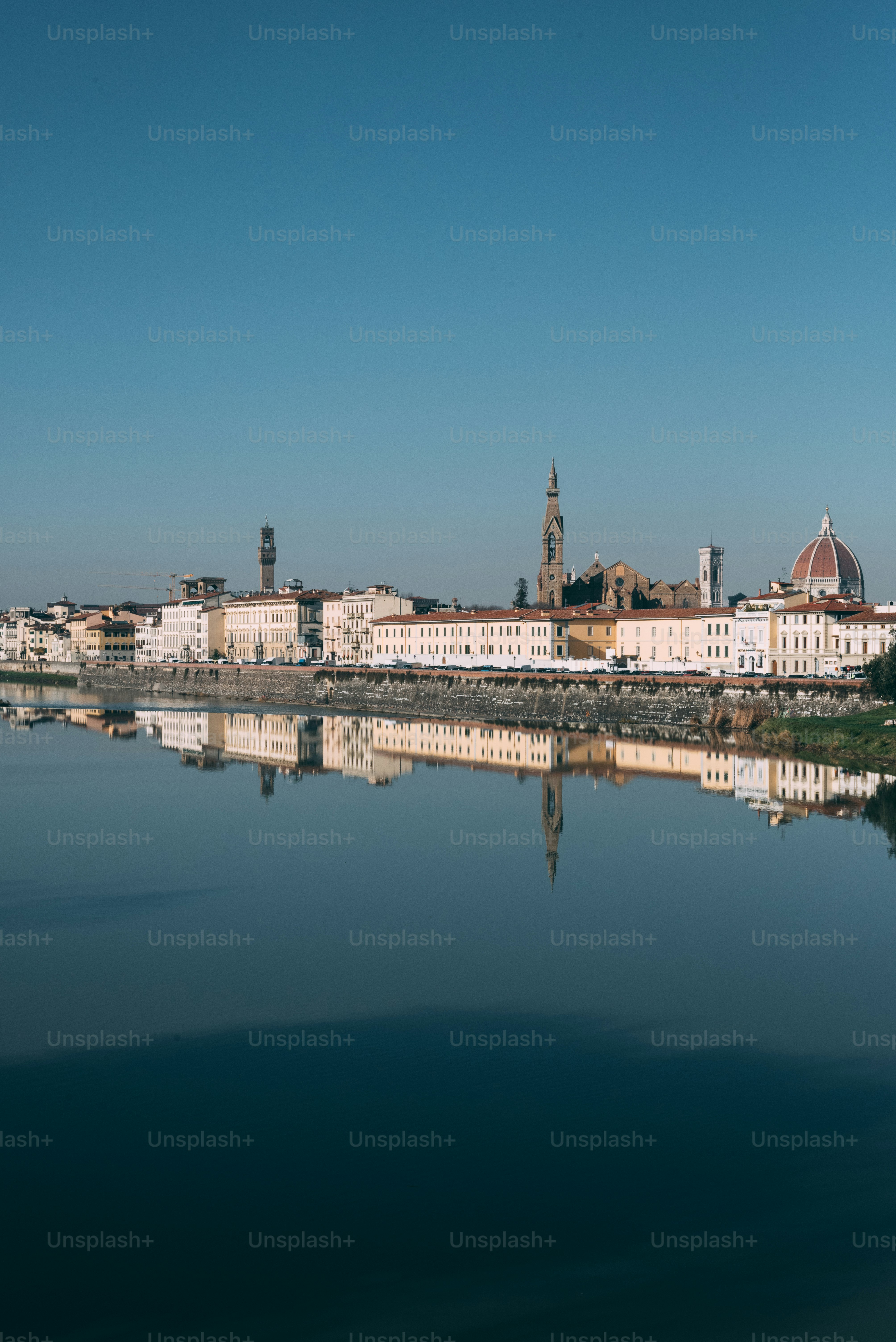 Uno specchio d'acqua con edifici sullo sfondo