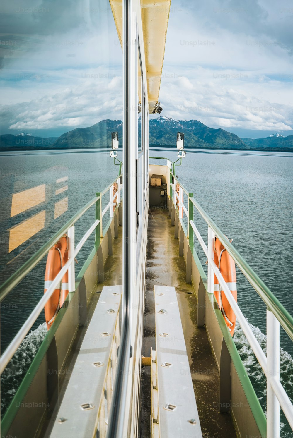 Una vista desde un ferry con vistas al agua