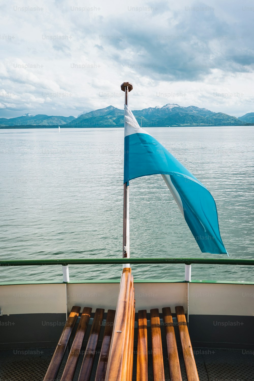 Una bandera azul y blanca en un barco en el agua