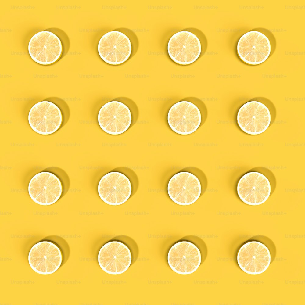 黄色い表面の上に座っているレモンのグループ