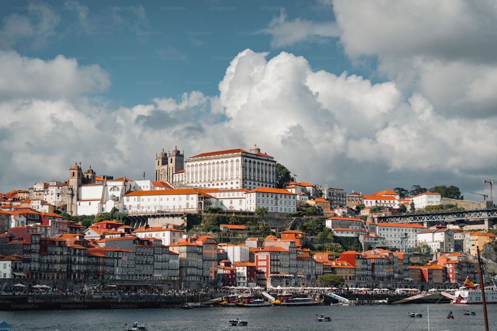 uma vista de uma cidade a partir da água