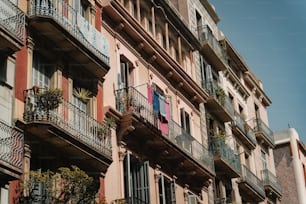 uma fileira de edifícios com varandas e varandas no balcon