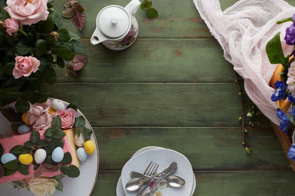 ein Tisch mit Tellern mit Essen und Blumen