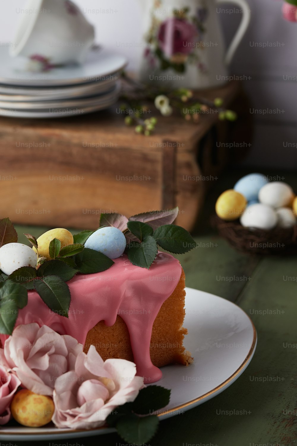Ein Stück Kuchen mit rosa Glasur auf dem Teller
