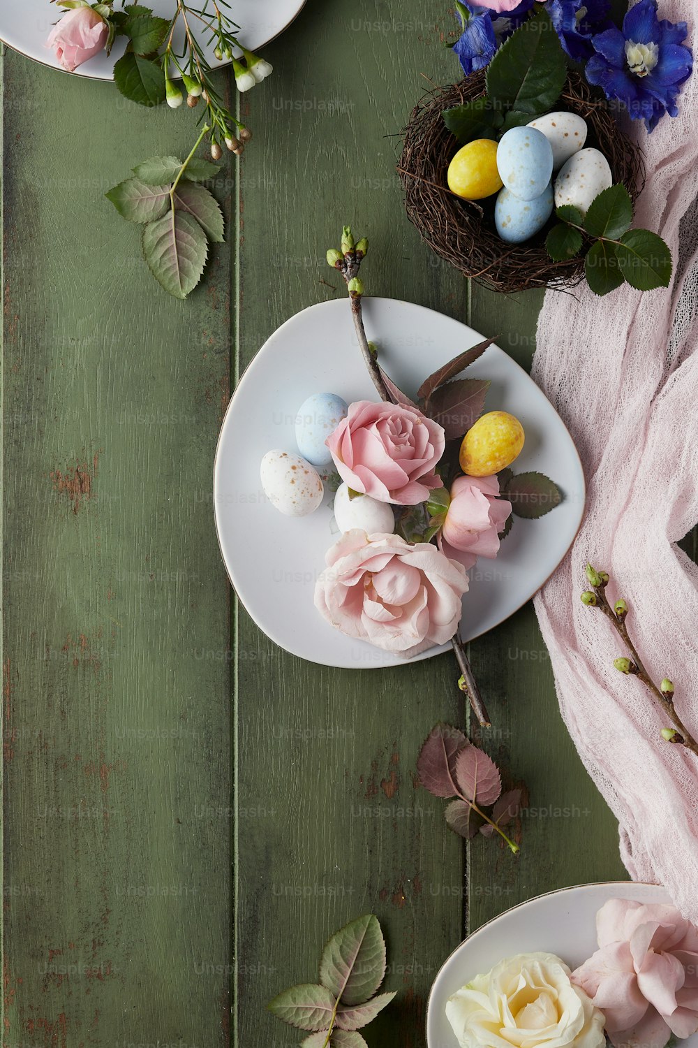 음식과 꽃으로 장식된 테이블