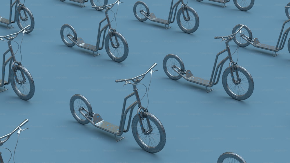 un montón de bicicletas que están sentadas en el medio del piso