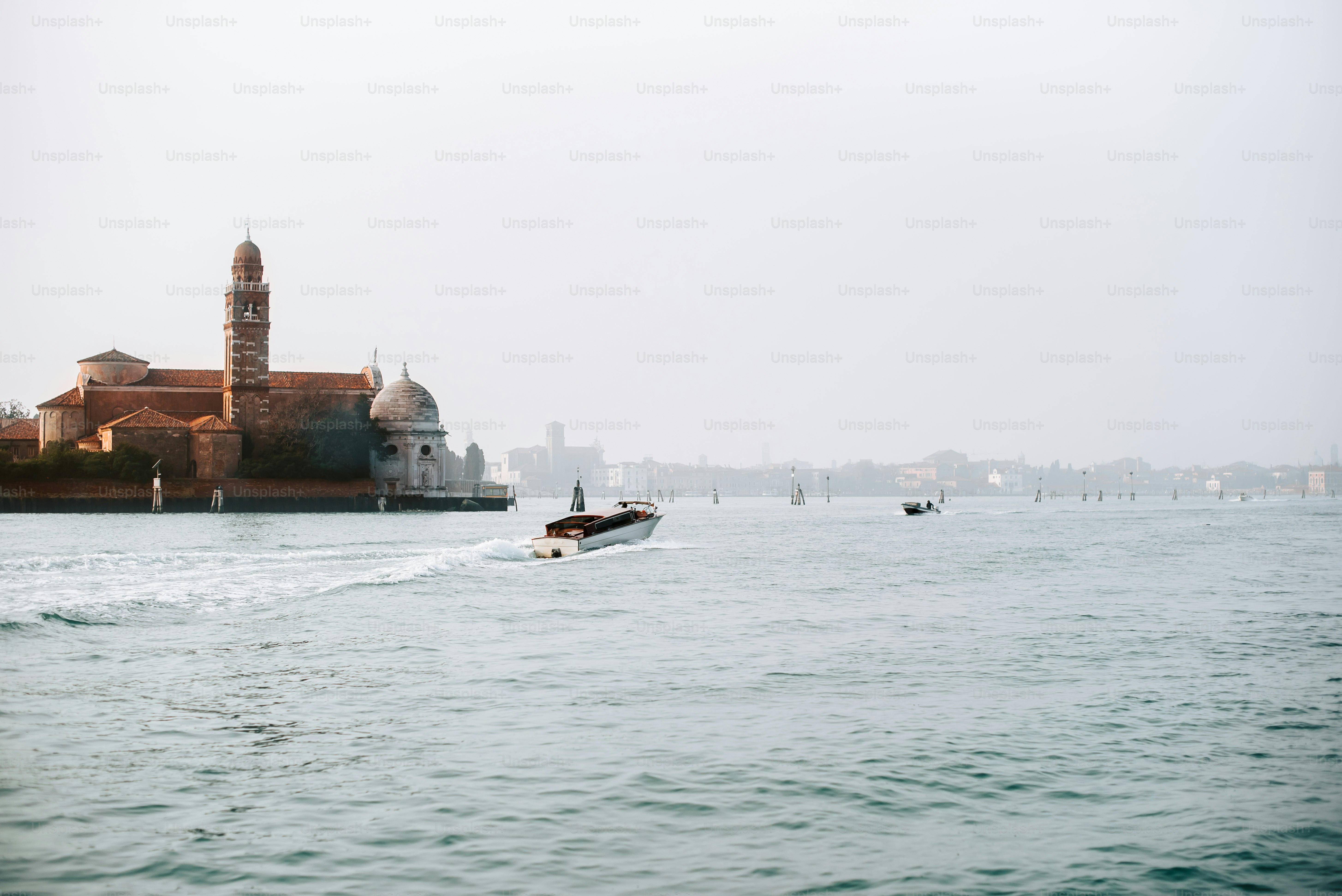 a boat is traveling through the water near a building