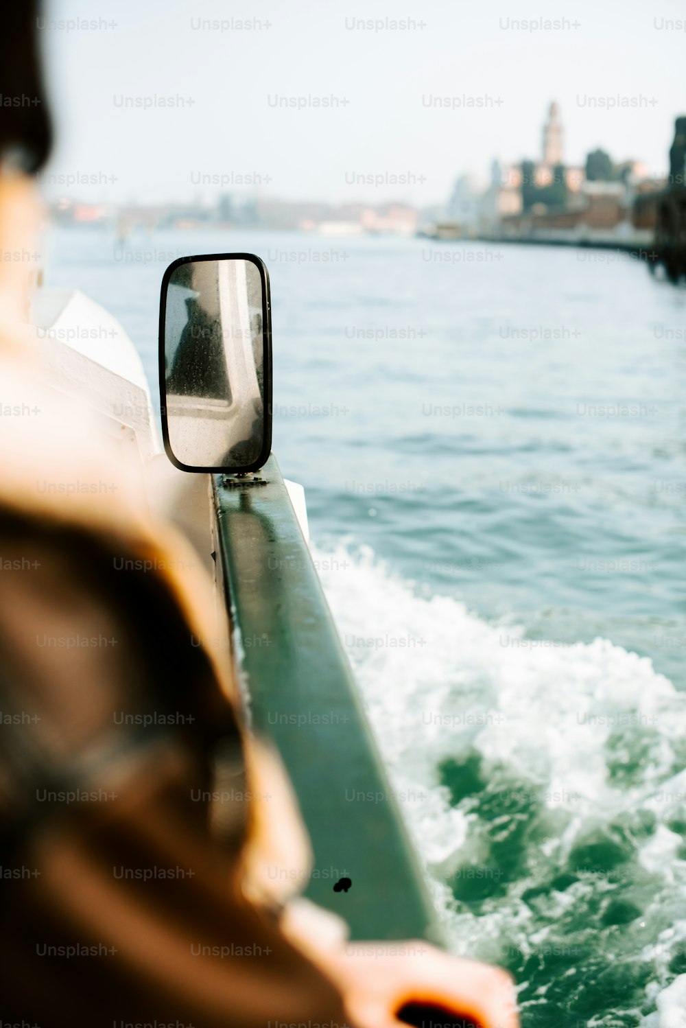 Una persona está mirando el agua desde un bote