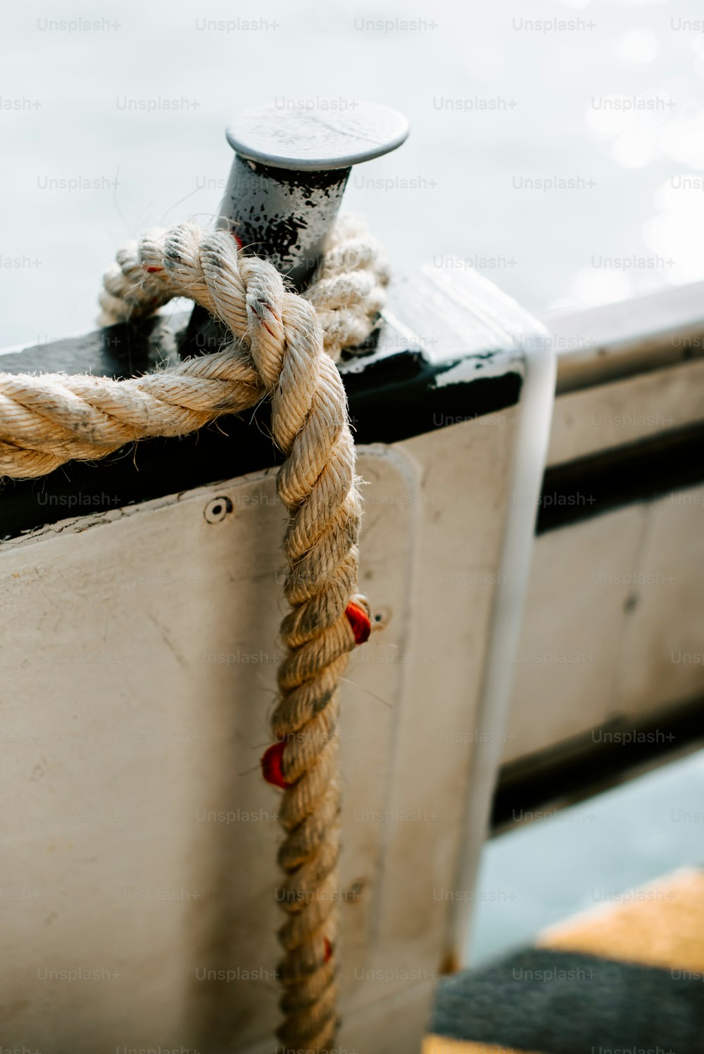 une corde attachée au côté d’un bateau