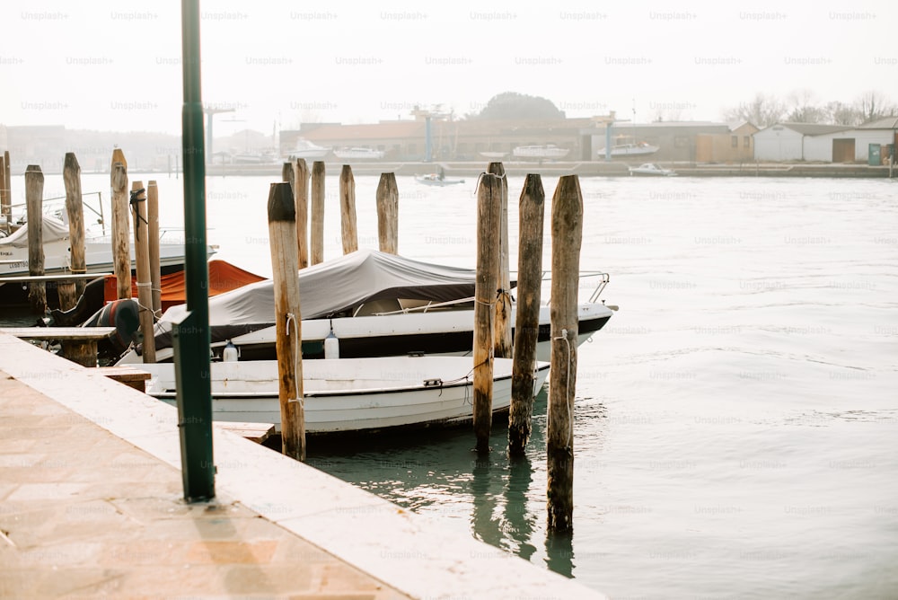 ein Boot, das an einem Dock im Wasser festgemacht ist