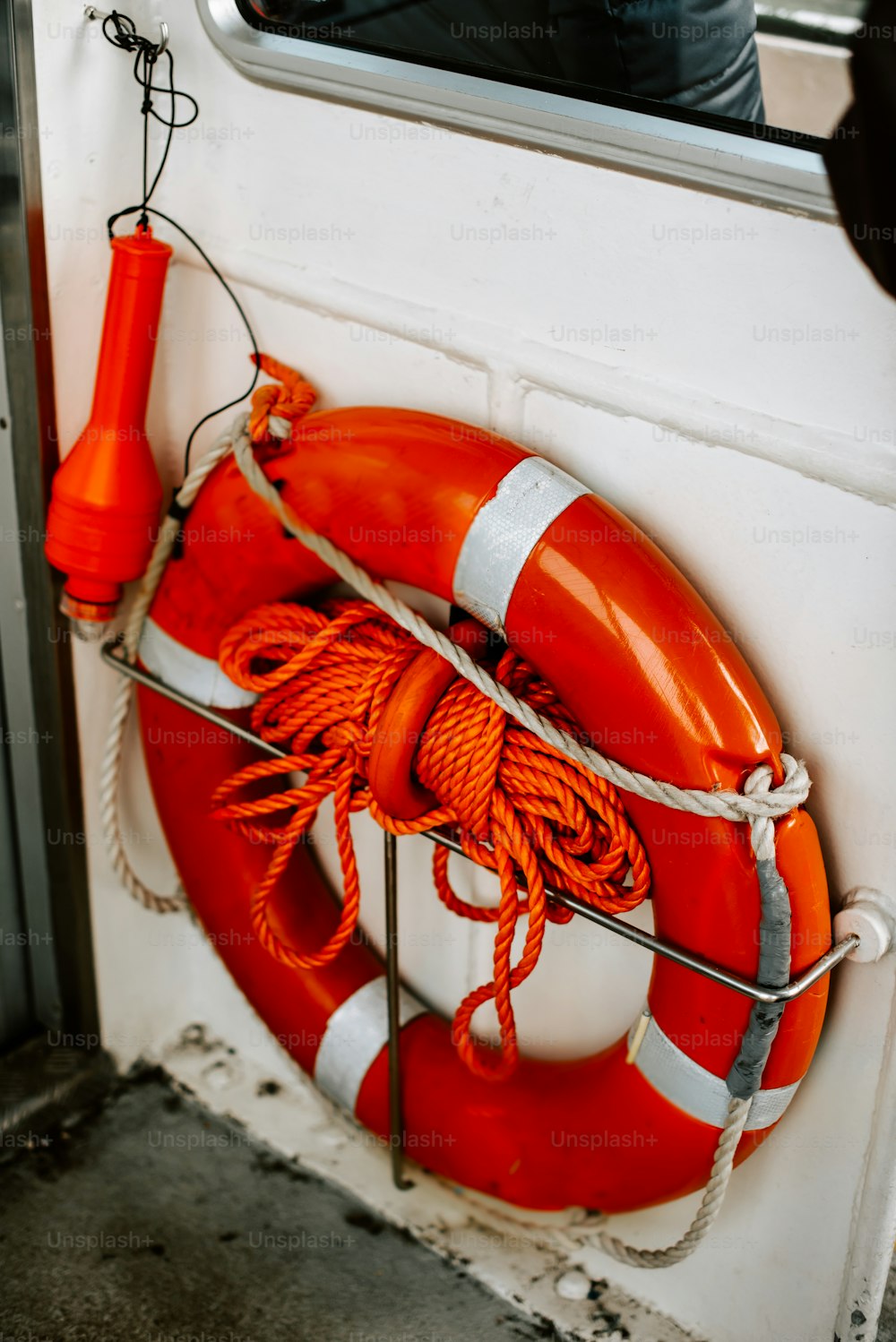 Ein Rettungsschwimmer ist an der Seite eines Bootes befestigt