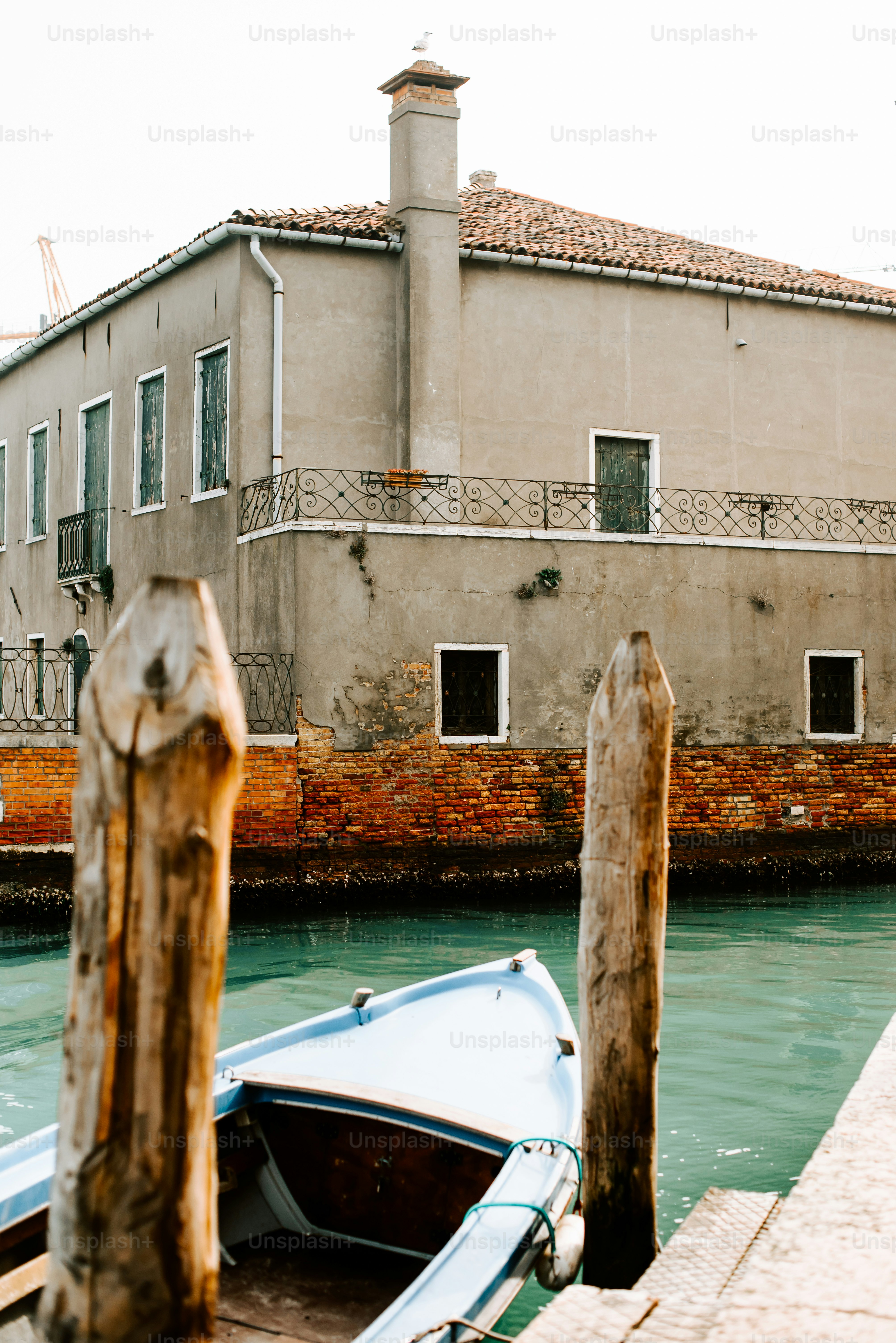 a boat tied to a dock next to a building