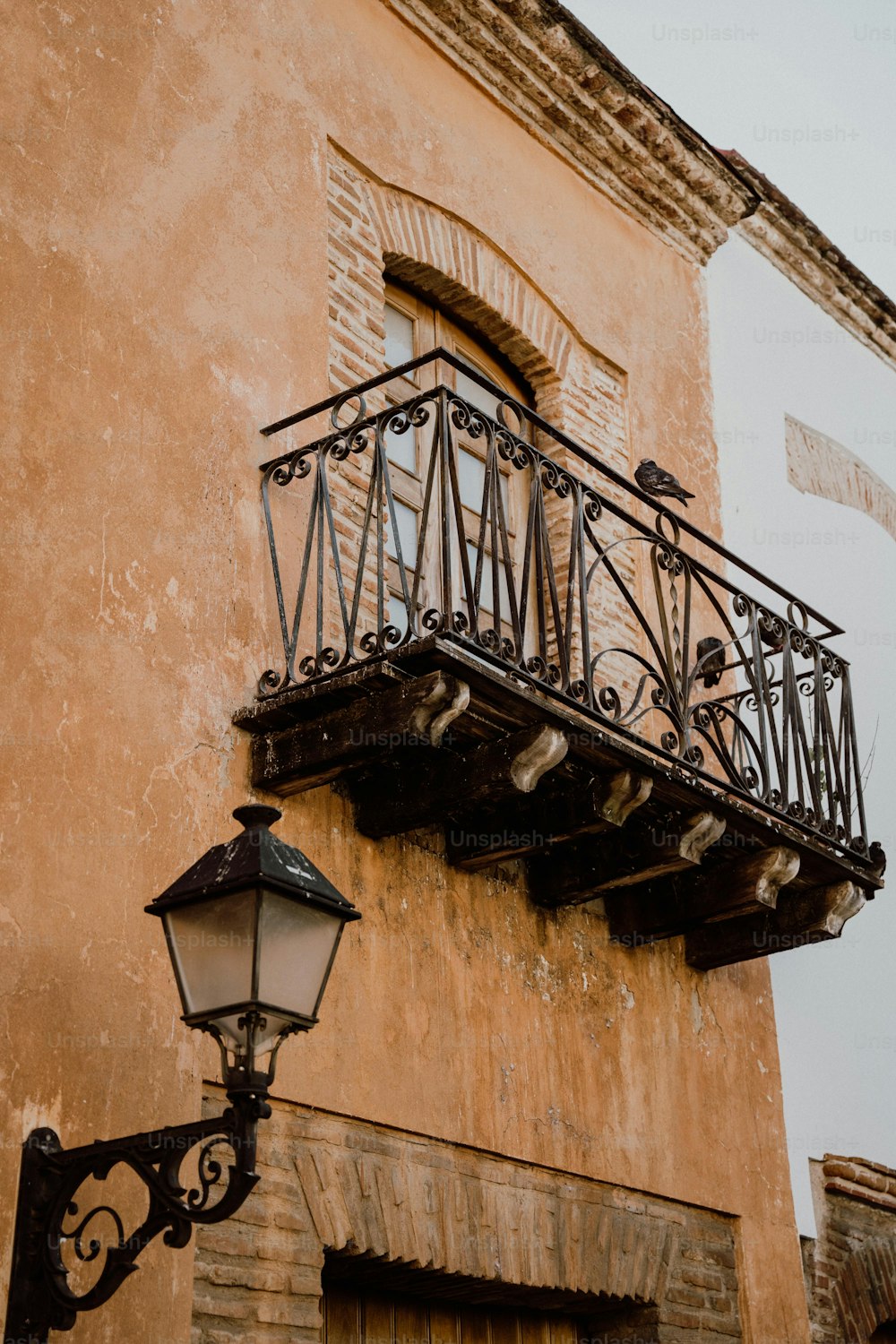 une lampe et un bâtiment avec balcon