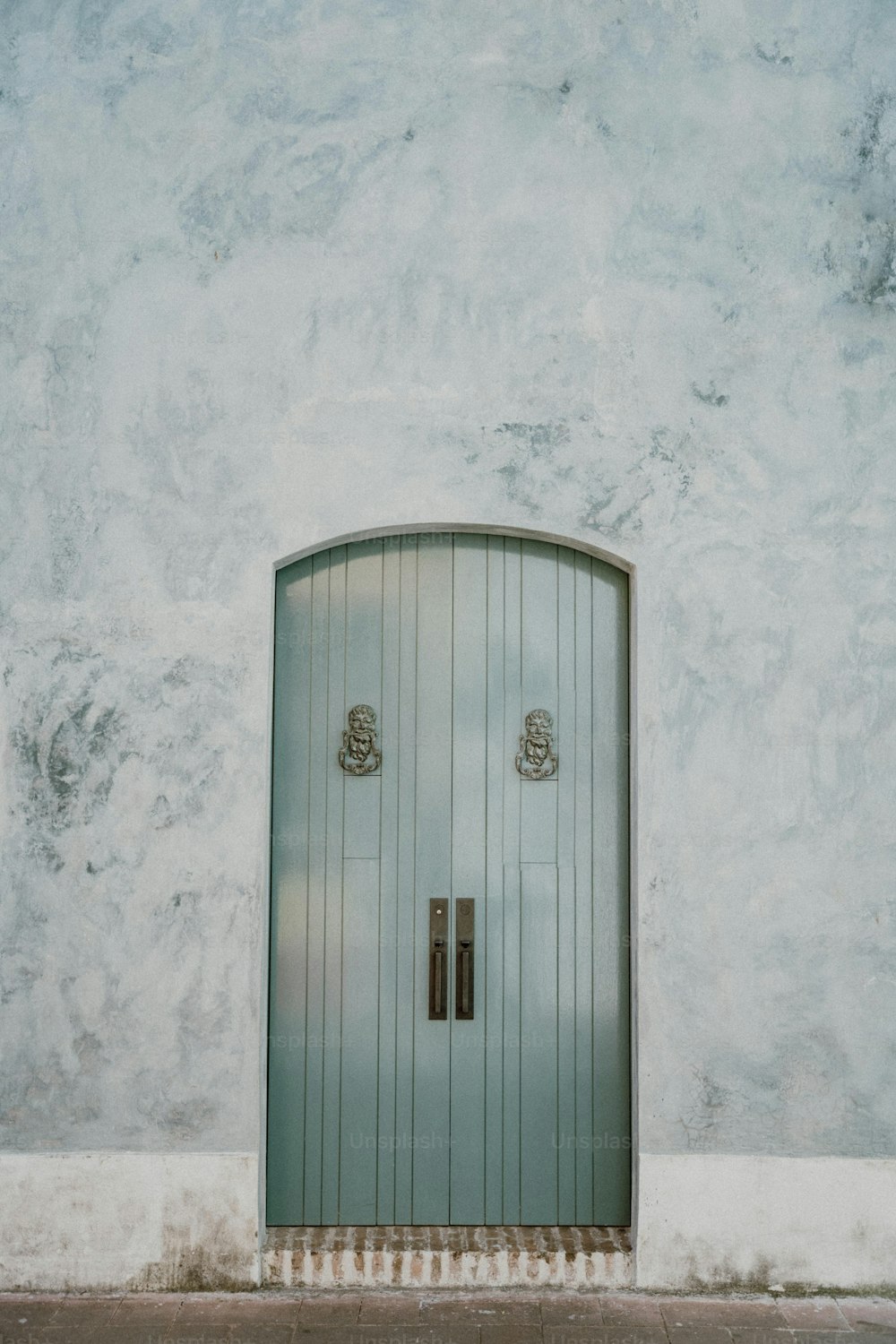 Una porta blu è aperta di fronte a un muro bianco