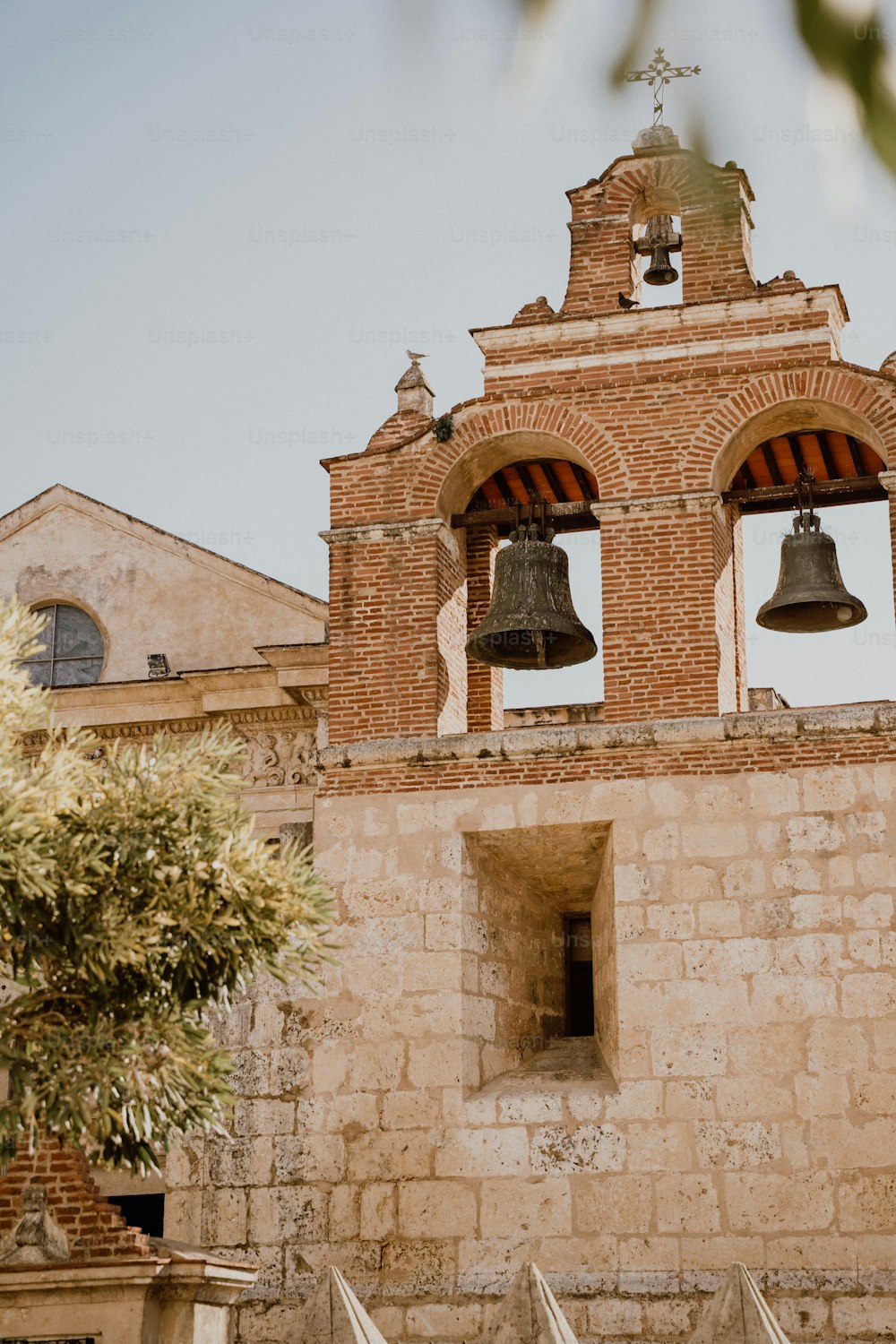 un campanario con dos campanas en cada uno de sus lados