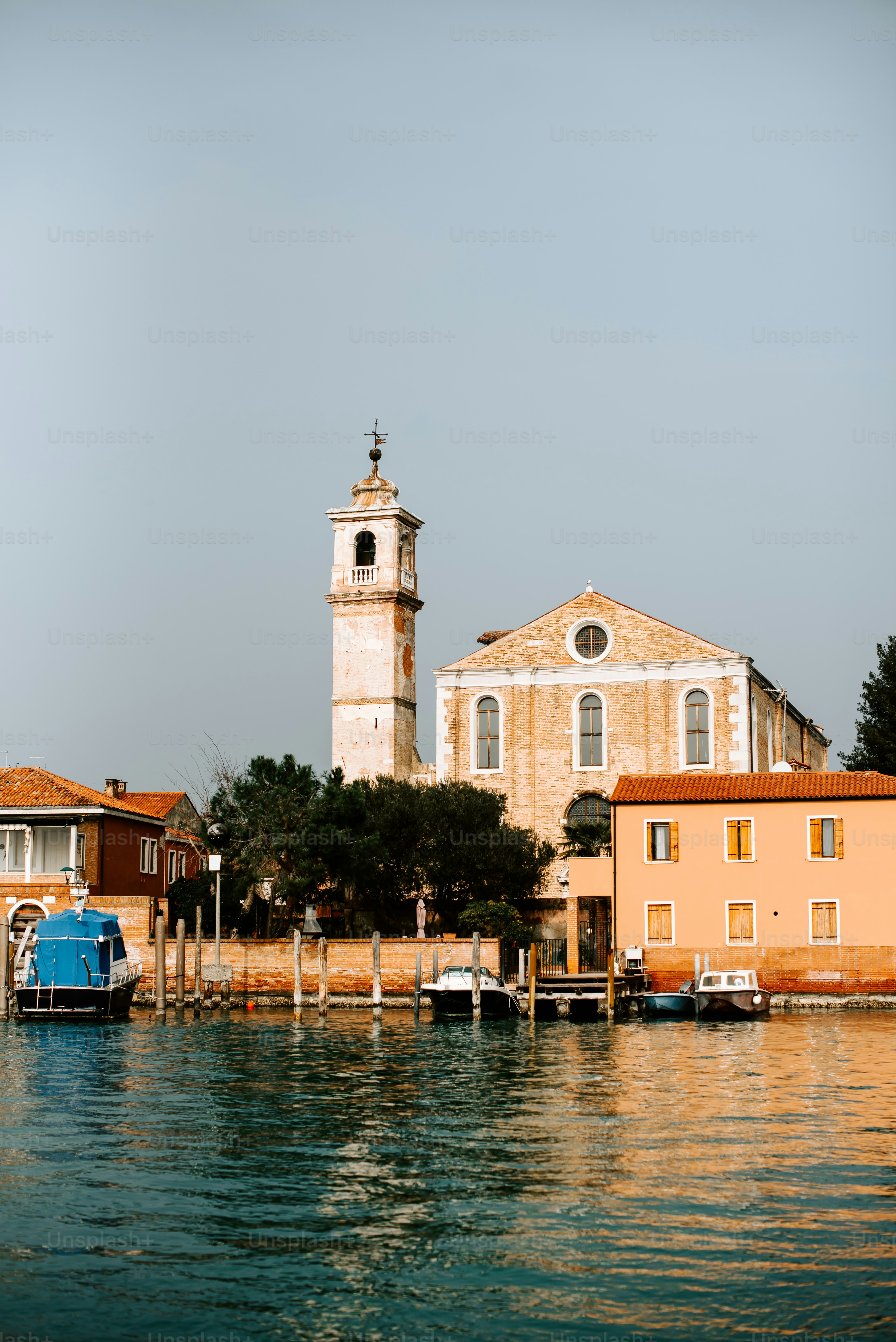 Eine Kirche am Ufer eines Gewässers