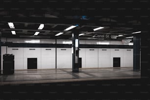 黒と白のタイル張りの床の地下鉄駅