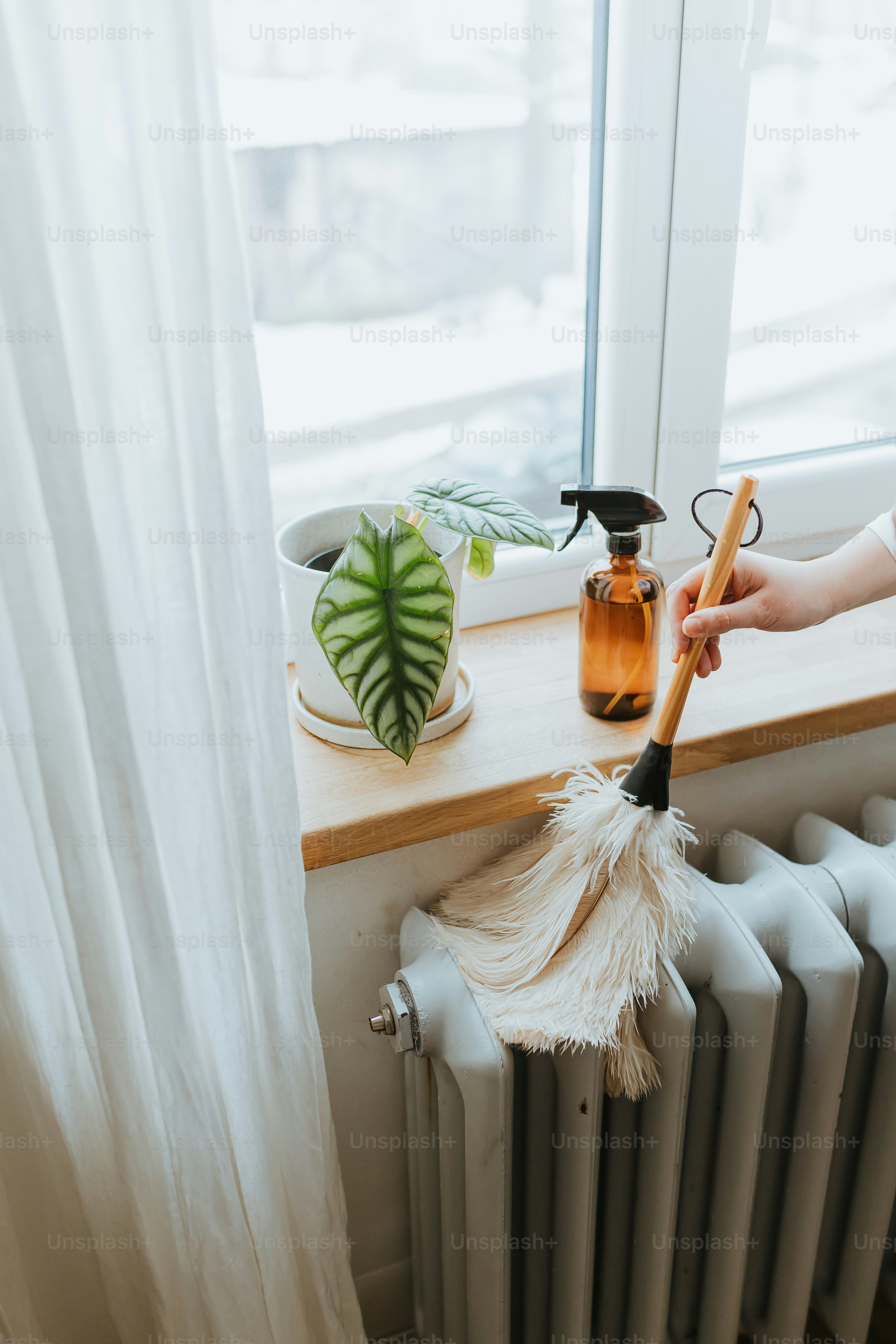 ほうきでラジエーターを掃除する人