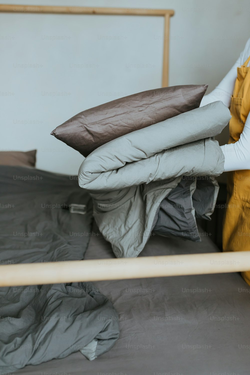 un letto con una testiera in legno e una coperta sopra di esso