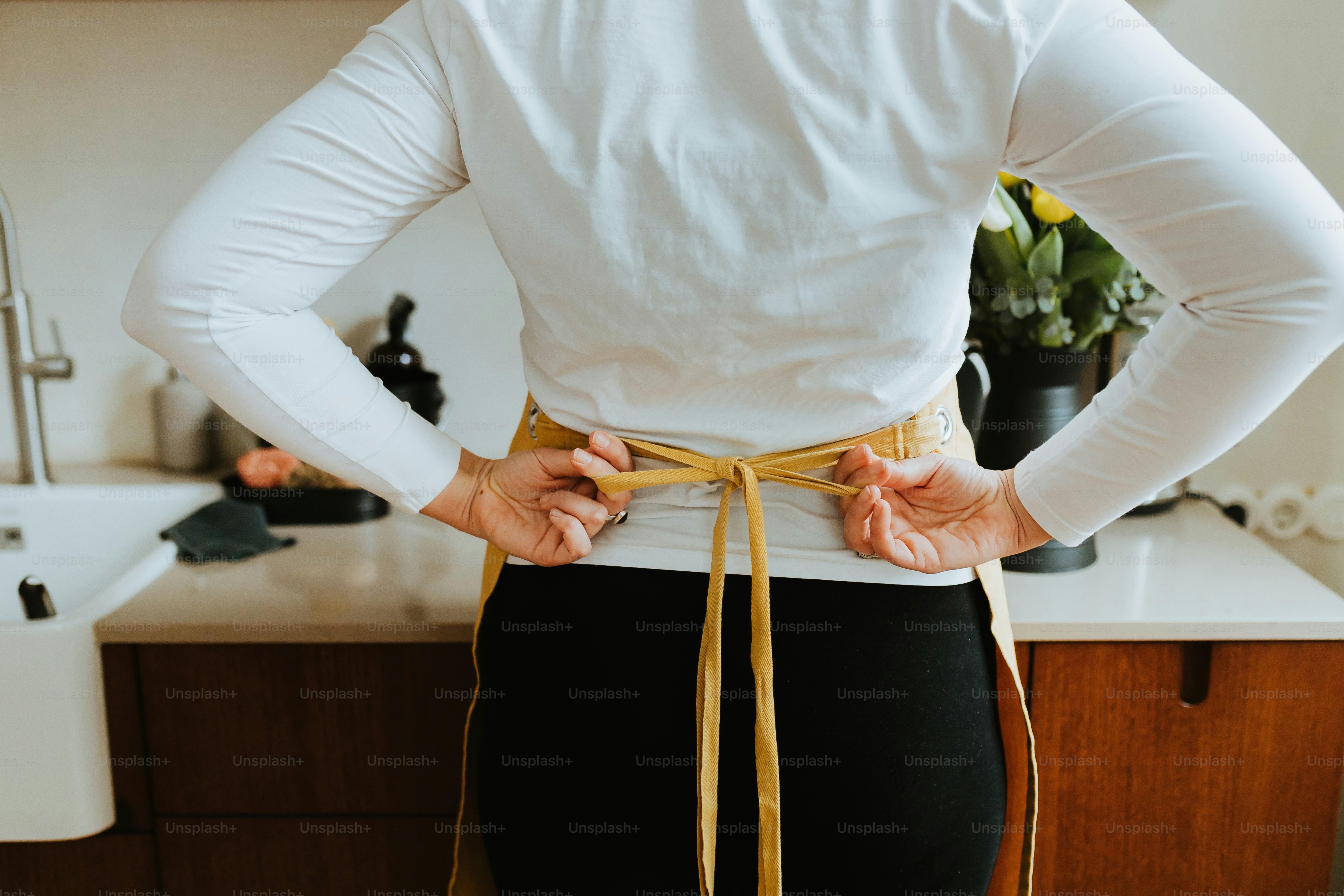 Eine Frau mit weißem Hemd und schwarzer Hose