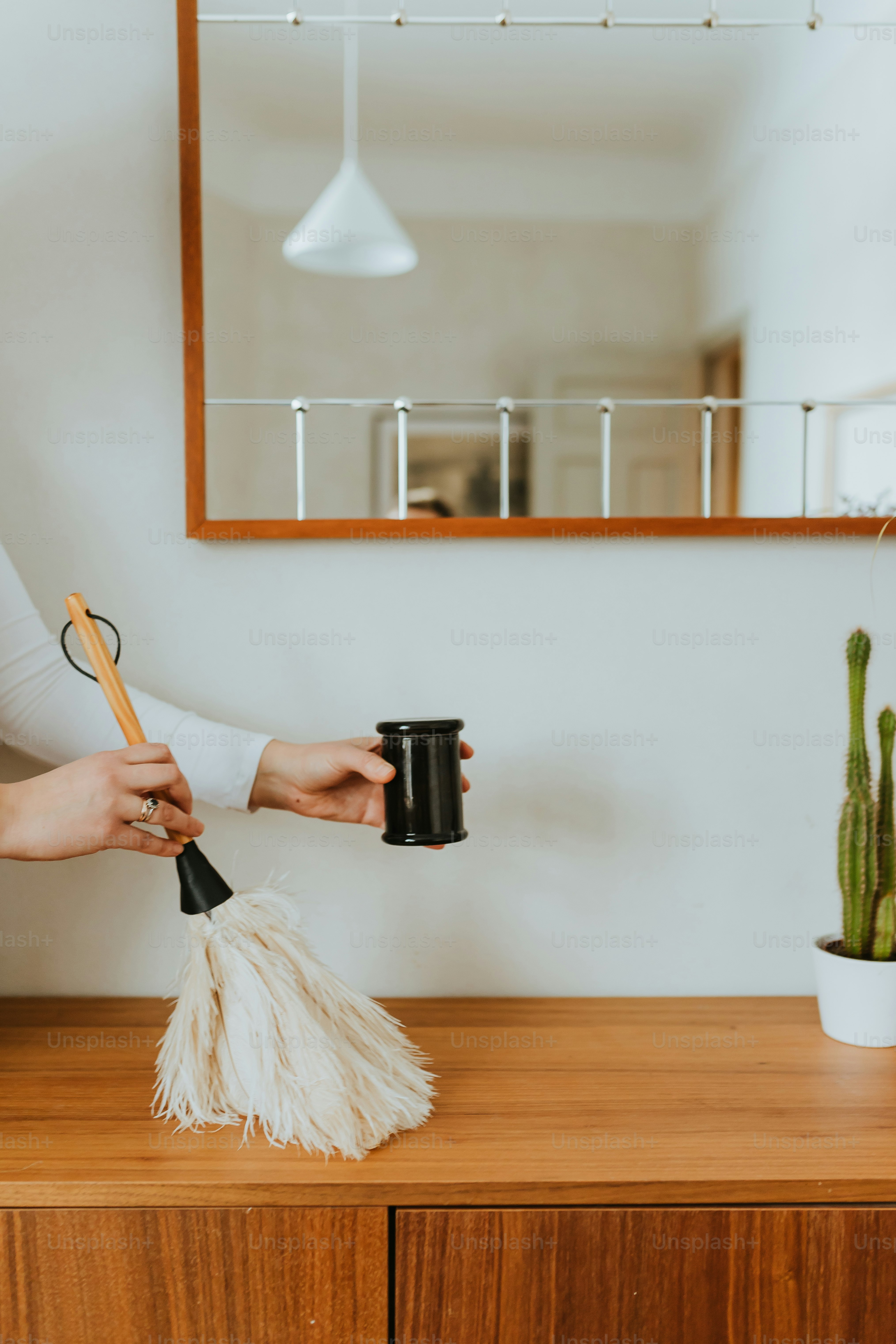 女性がブラシとカップを持っている