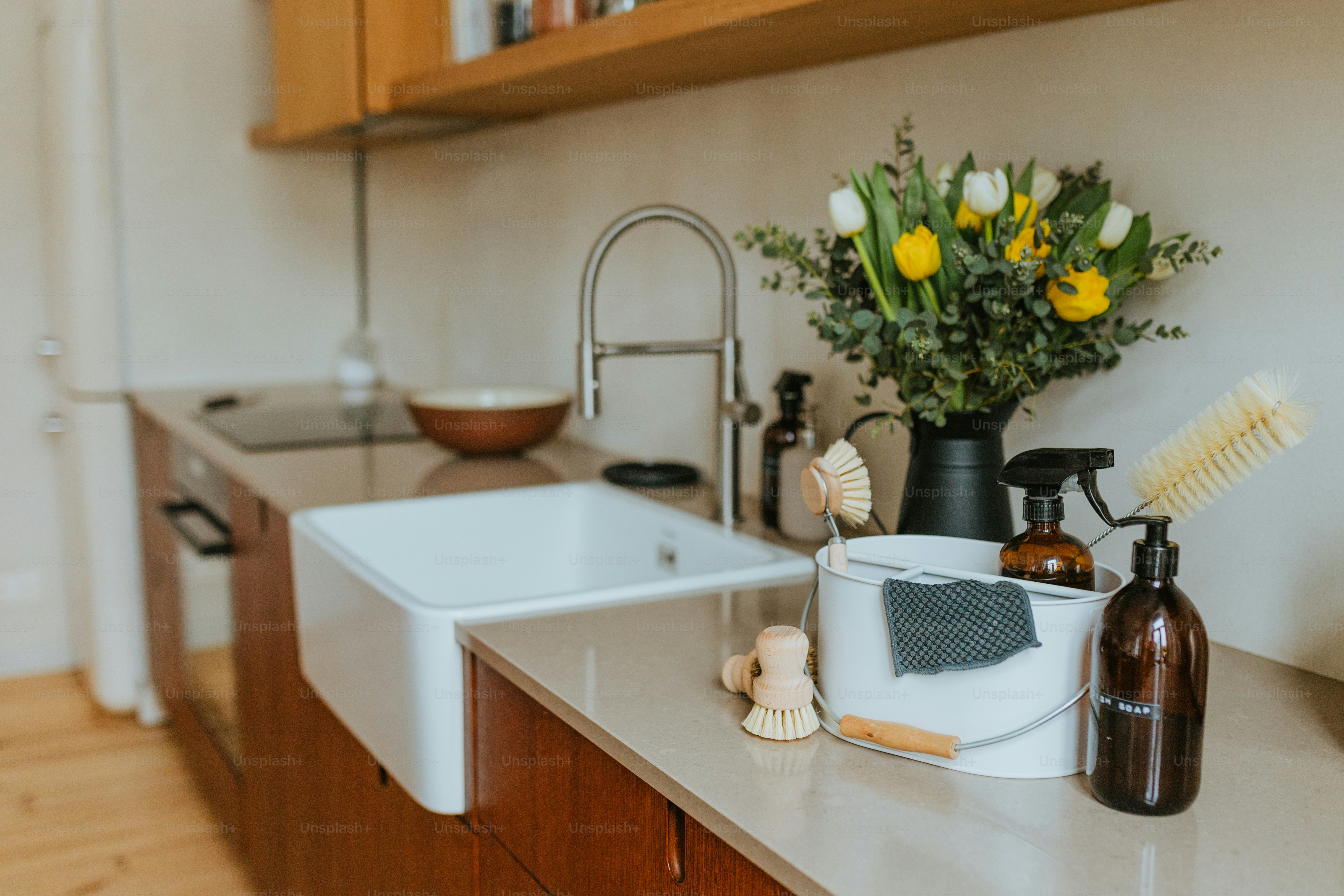 シンク、石鹸ディスペンサー、花瓶を備えたキッチンカウンター