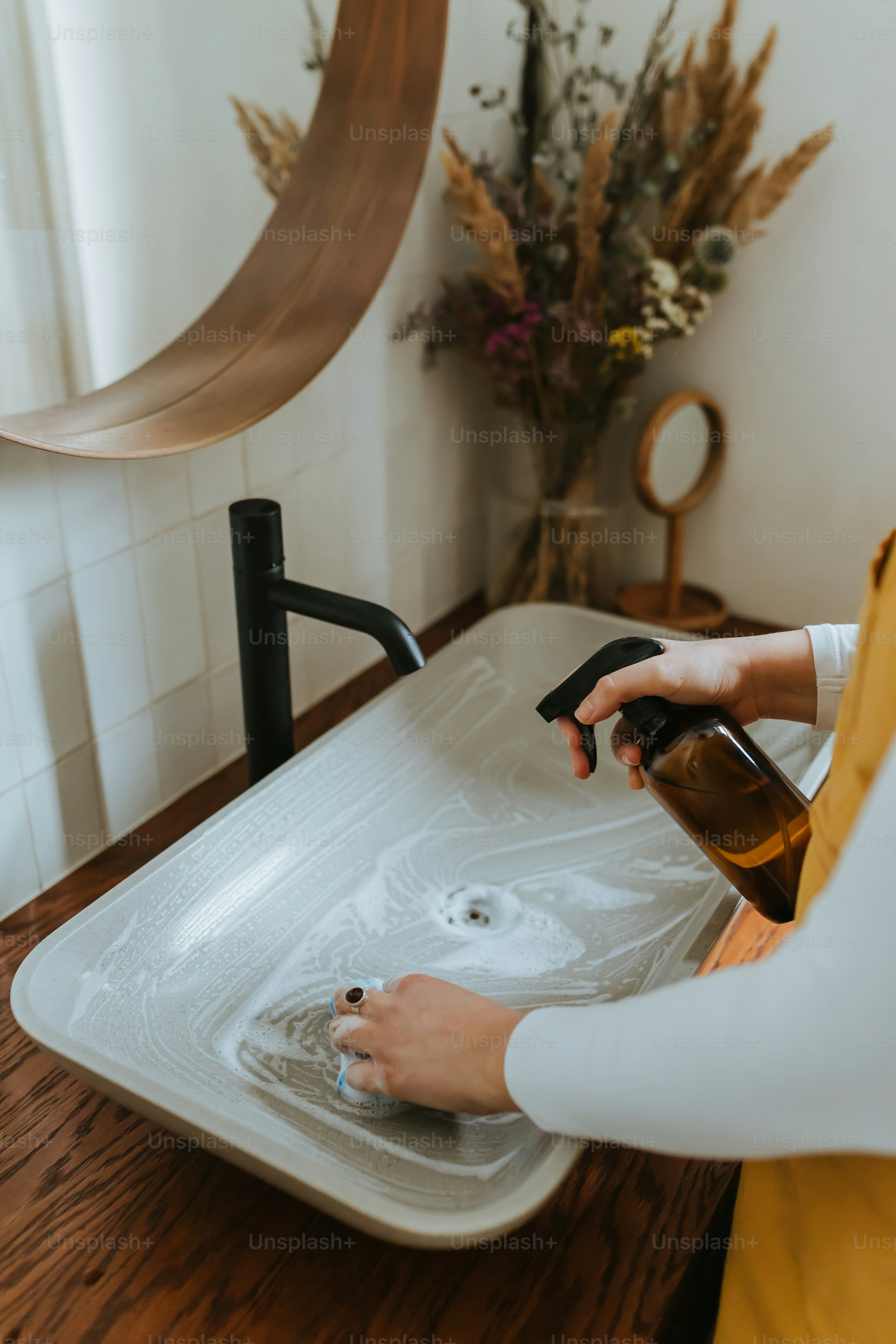 Une femme se lave les mains dans un évier