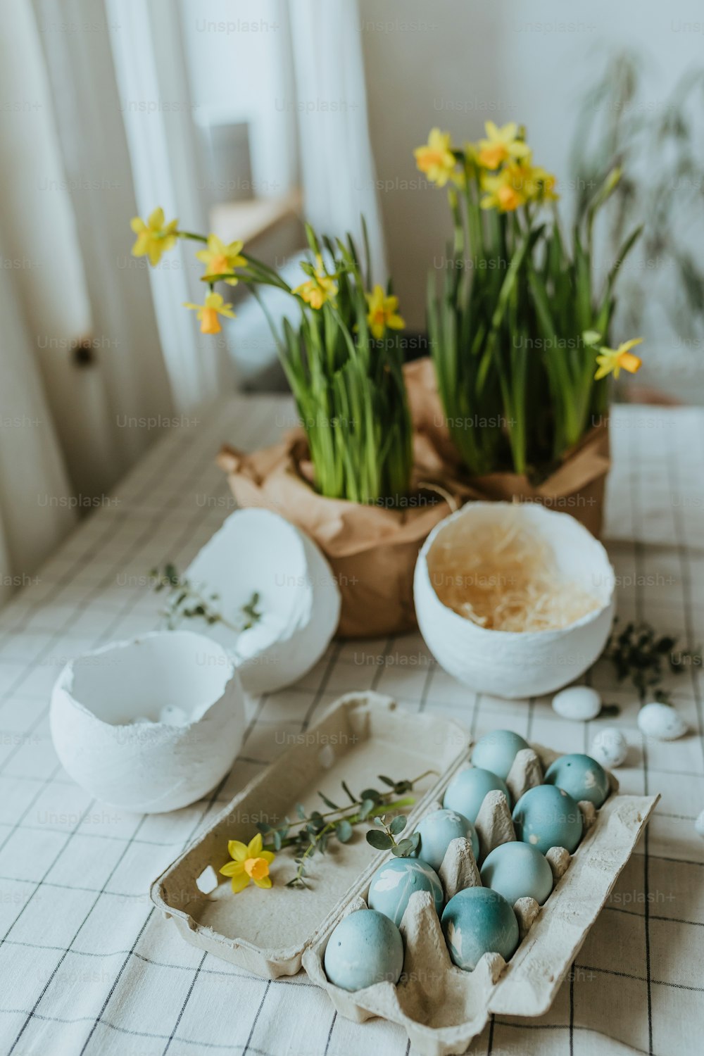 uma mesa coberta com ovos e flores em cima de uma mesa