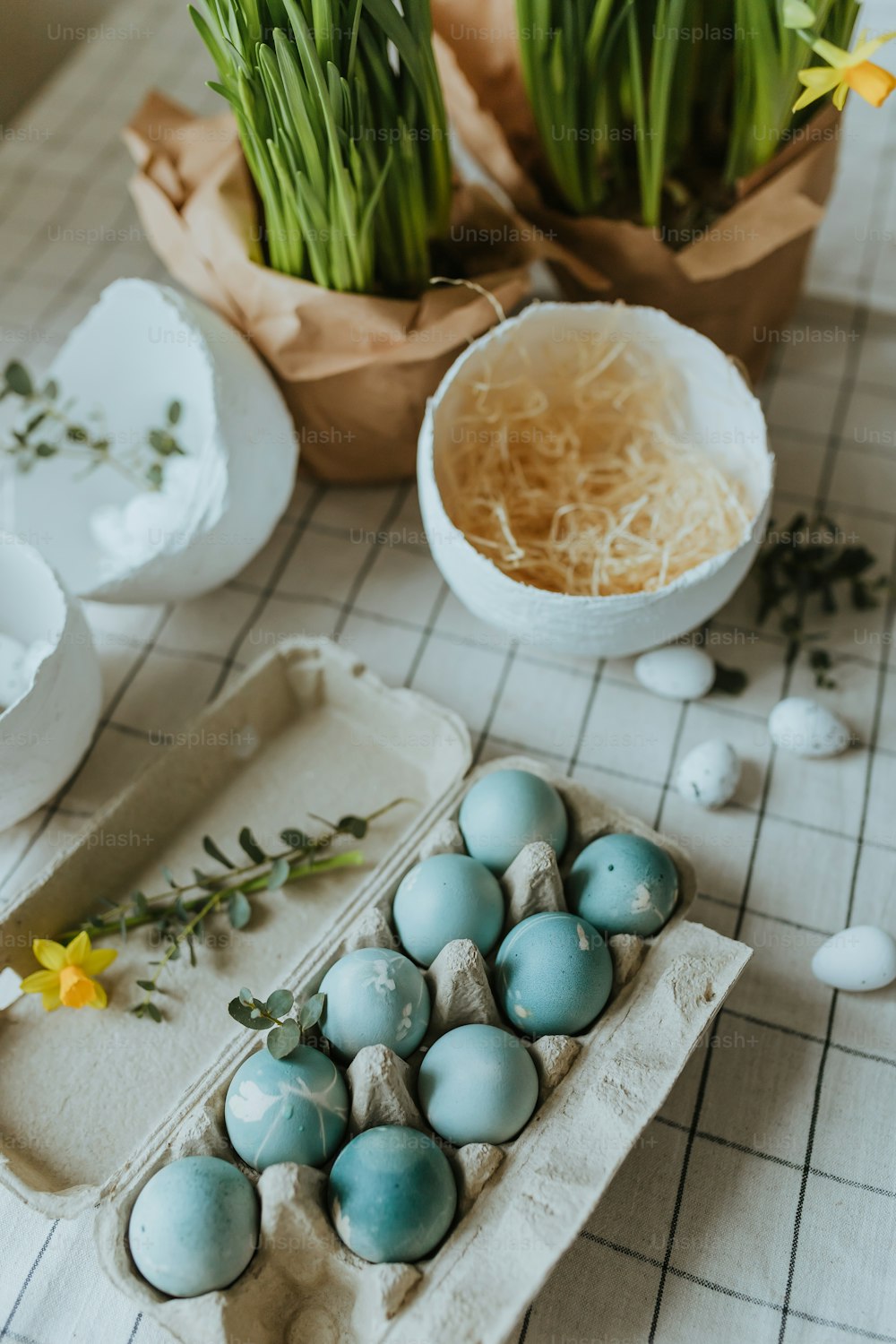テーブルの上に座っている卵の束