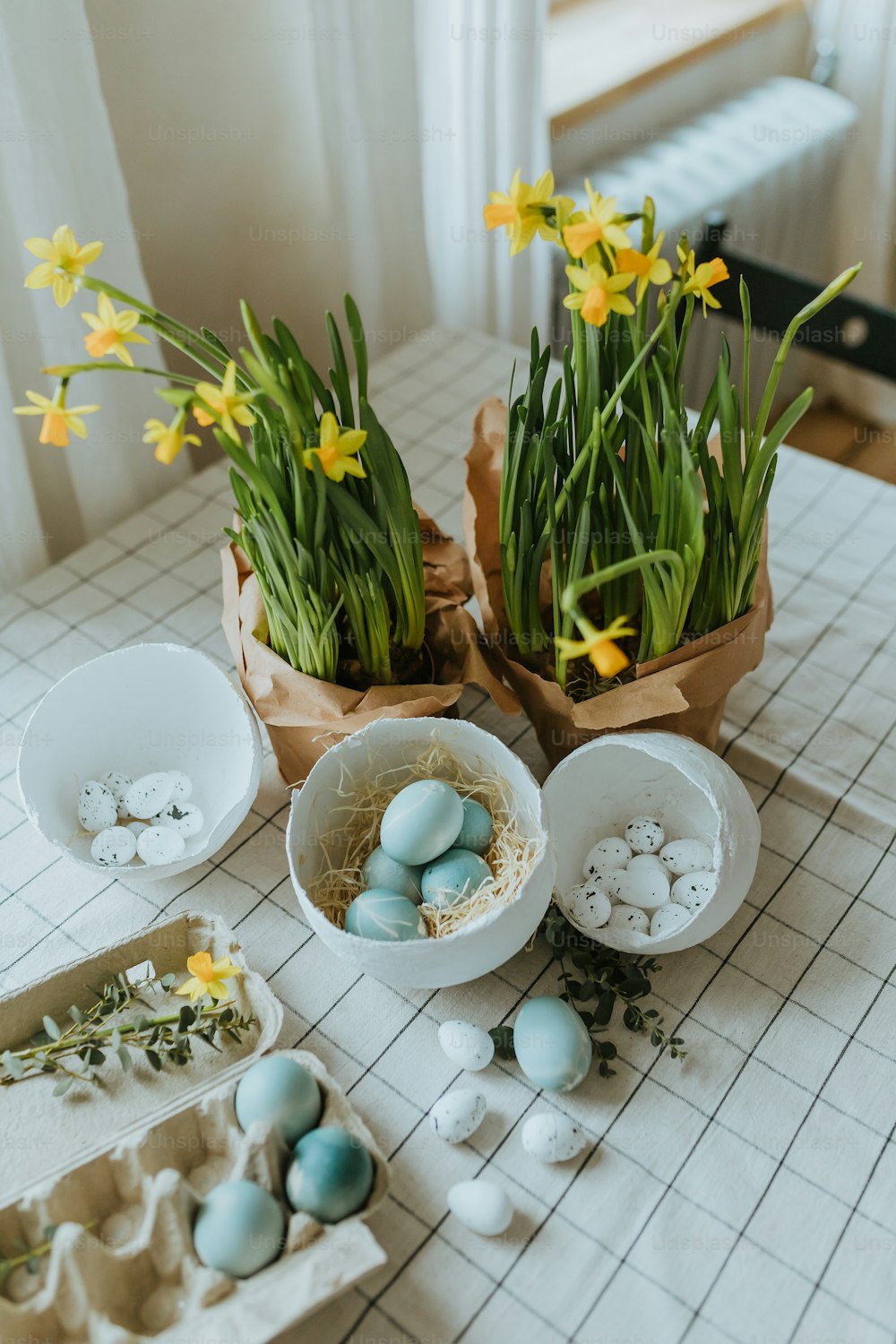 une table surmontée d’œufs et de fleurs sur le dessus d’une table