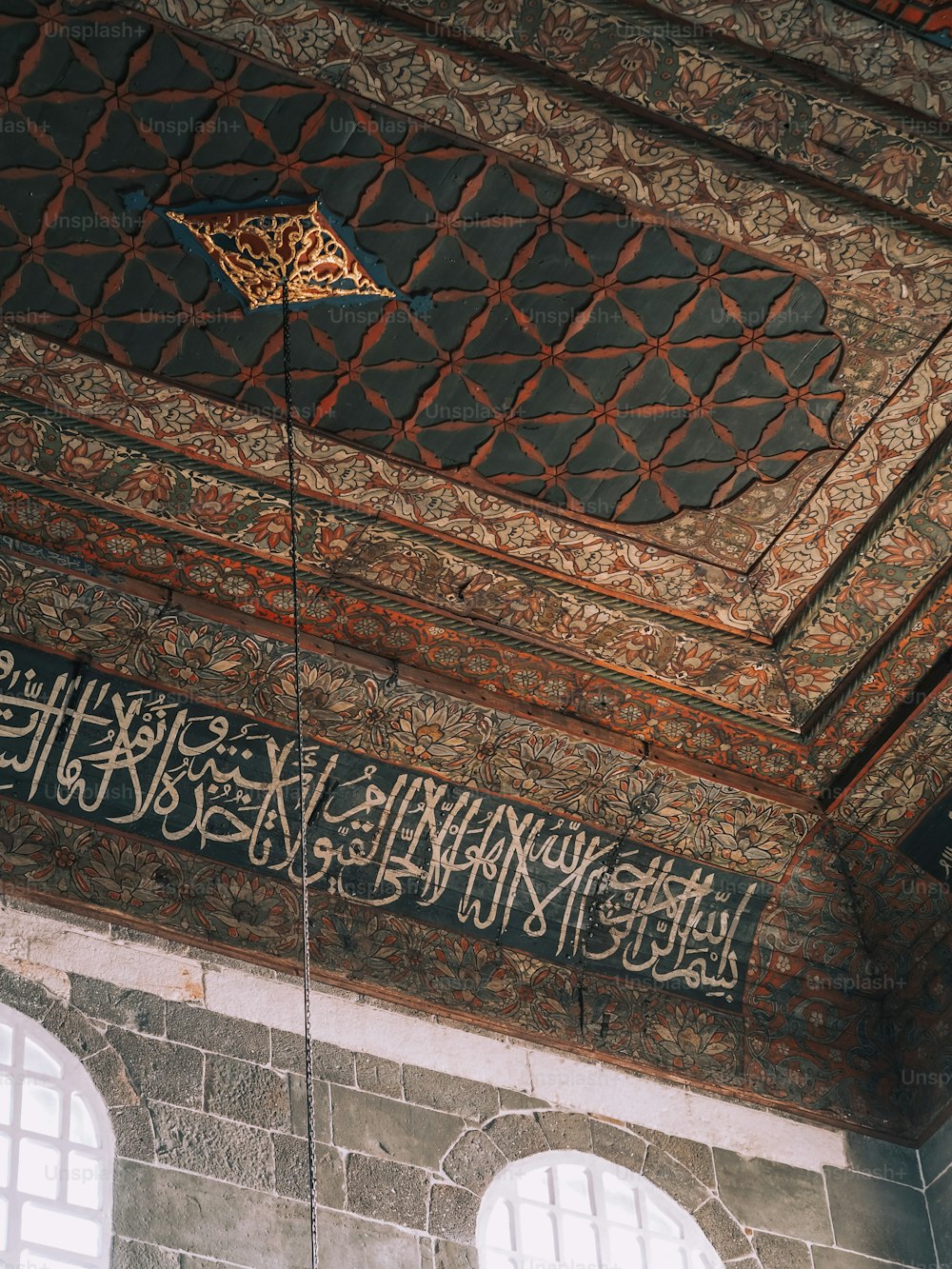 Ein Gebäude mit arabischer Schrift an der Seite