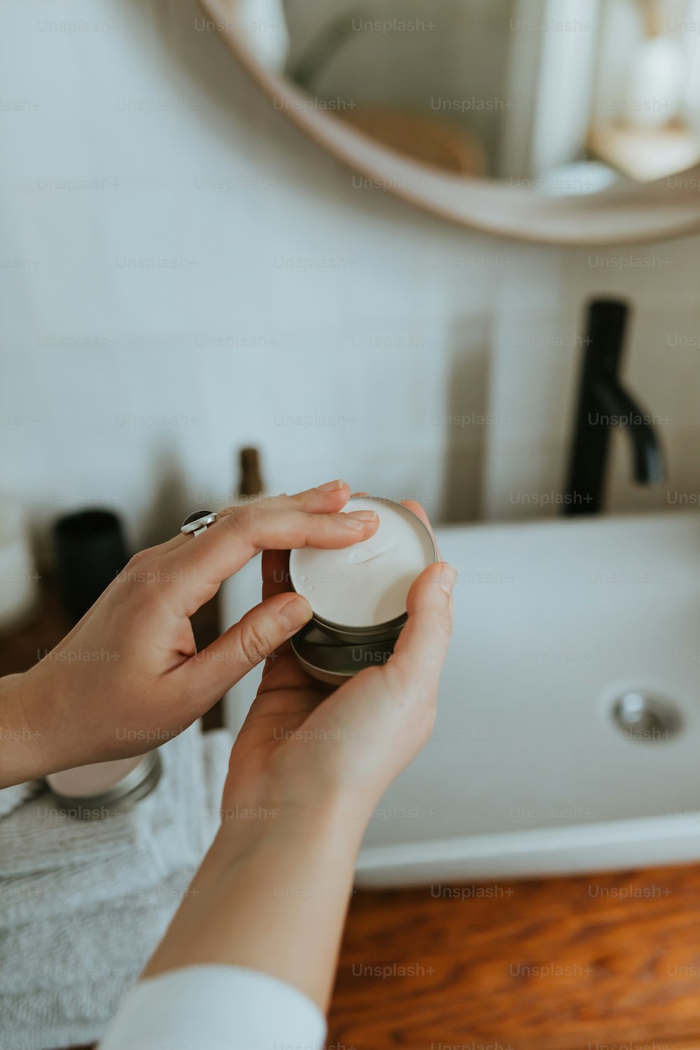 Una donna si pulisce le mani davanti a uno specchio