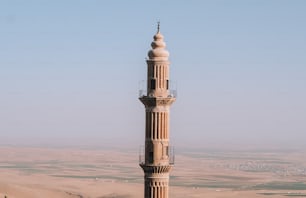 uma torre alta no meio de um deserto