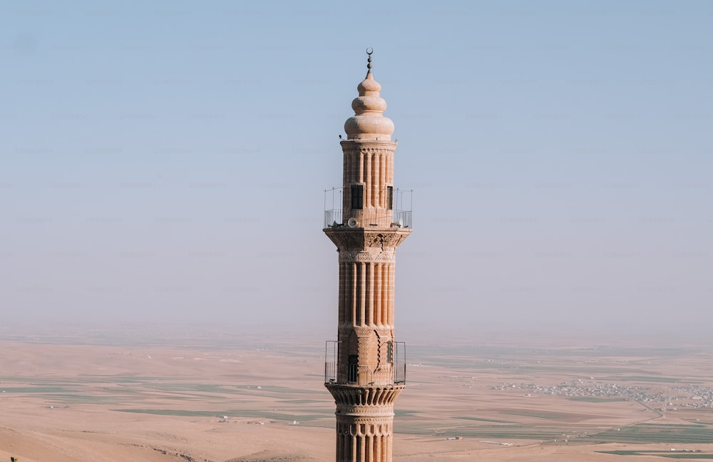 Una torre alta en medio de un desierto
