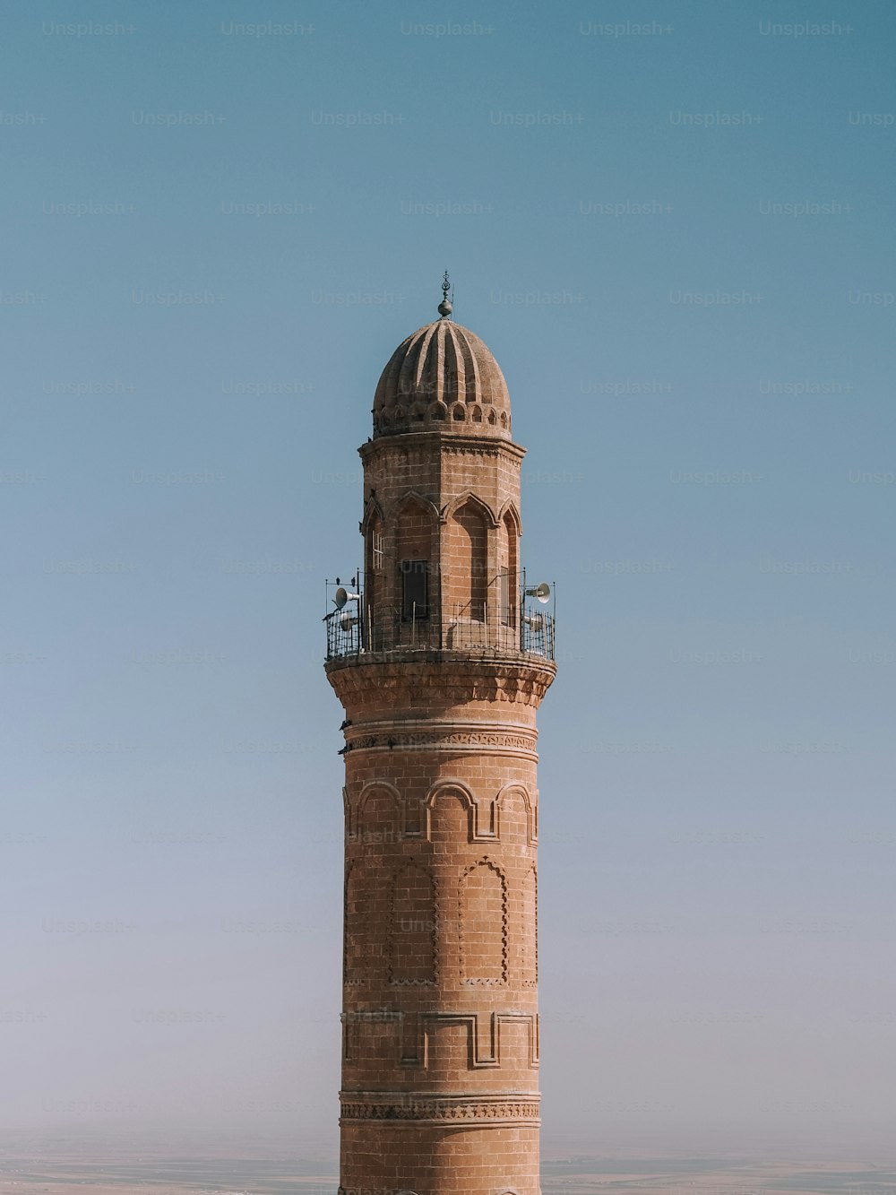 uma torre alta com um relógio em cima dela