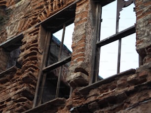 깨진 창문이있는 오래된 벽돌 건물
