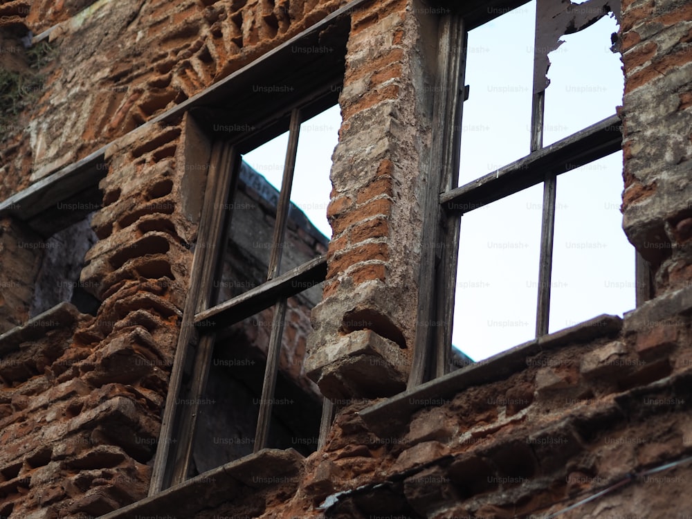 窓が割れた古いレンガ造りの建物
