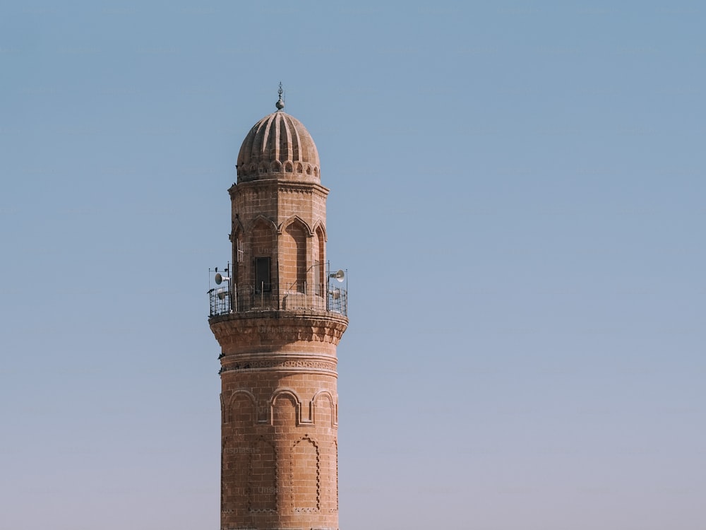 una torre alta con un reloj en la parte superior de la misma