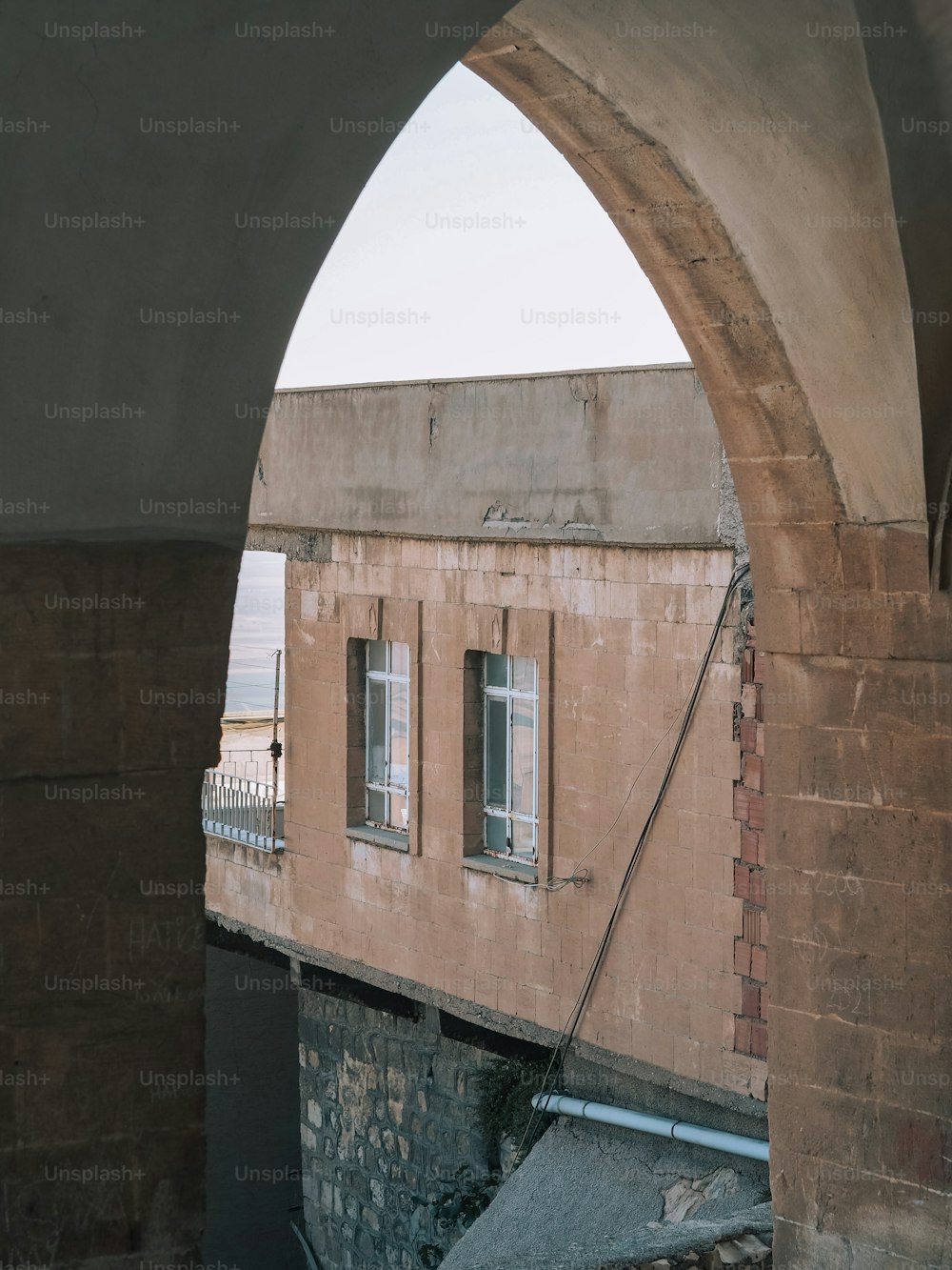 une vue d’un bâtiment à travers une arche